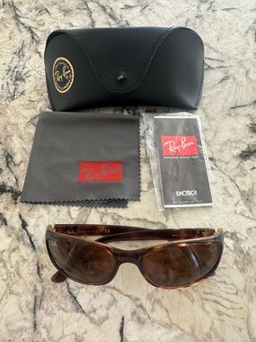 RAY BAN TORTOISE FRAME WOMENS SUNGLASSES WITH BLACK CASE AND CLOTH